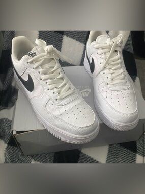 Nike White Low-Top Sneakers with Black Swoosh